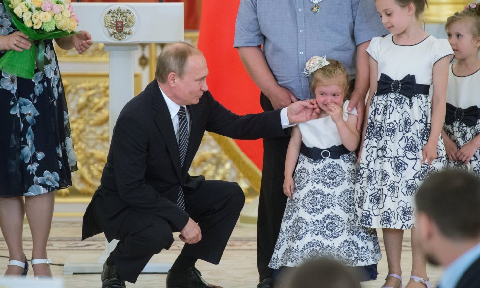 Ruski predsjednik Vladimir Putin i obitelj Klišov iz Tverske regije na ceremoniji u Kremlju, na kojoj je uručena medalja Red roditeljske slave obiteljima s više djece