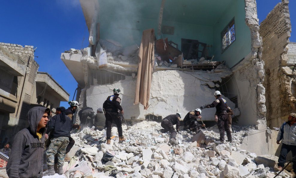 Ruševine nakon zračnog udara u sirijskoj pokrajni Idlib