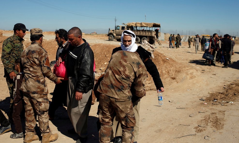 Iračka vojska pregledava izbjeglice