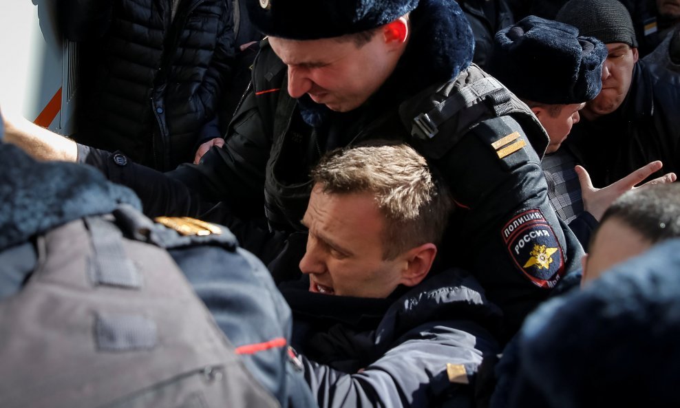Policija privodi Alekseja Navaljnog