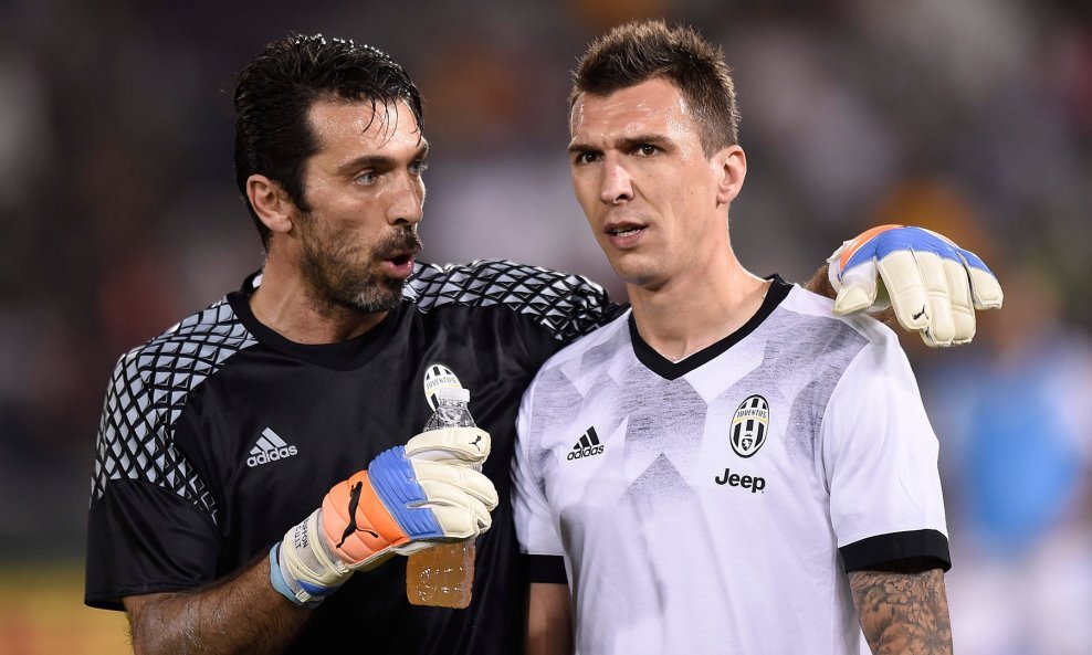 Gianluigi Buffon i Mario Mandžukić - suigrači u Juventusu