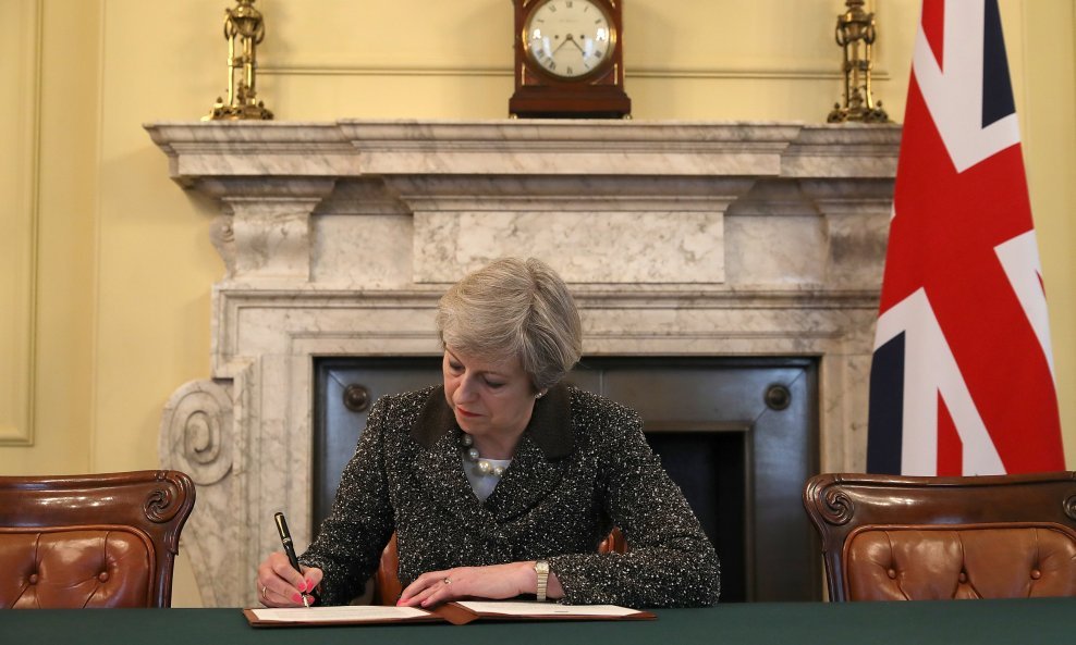 Britanska premijerka Theresa May potpisuje pismo predsjedniku Europskog vijeća Donaldu Tusku
