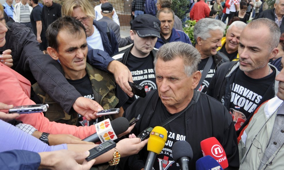 Marijan Živković jedan je od prosvjednika koji su razbijali dvojezične ploče u Vukovaru 2013.