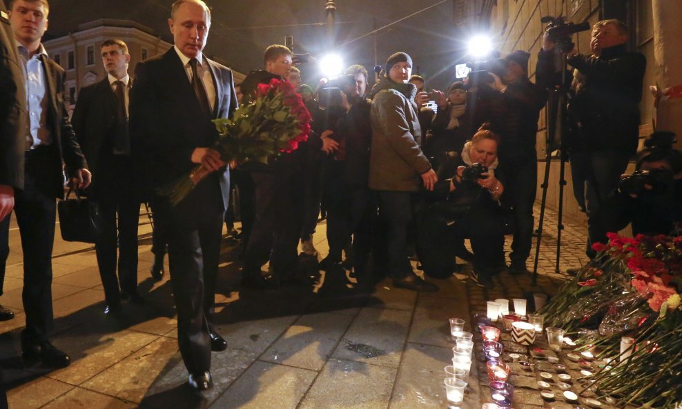 Vladimir Putin položio je buket cvijeća kod ulaza u stanicu metroa