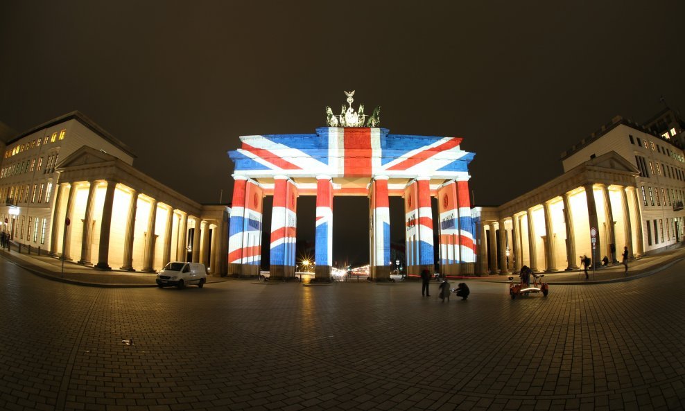 Brandenburška vrata u bojama britanske zastave nakon napada u Londonu