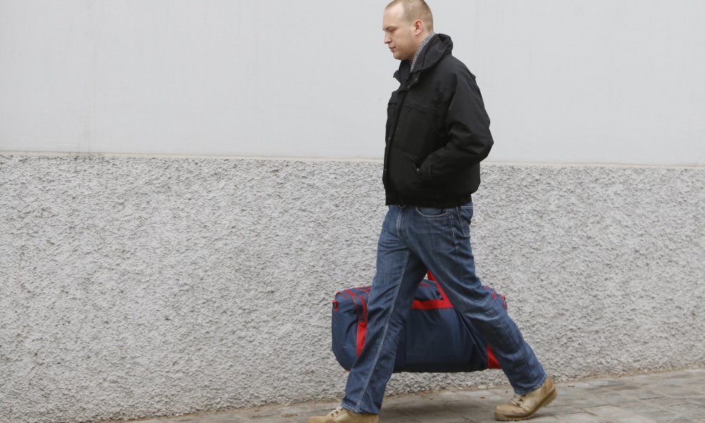Saucha napušta svoj stan nakon što mu je skinut Saborski imunitet (2)