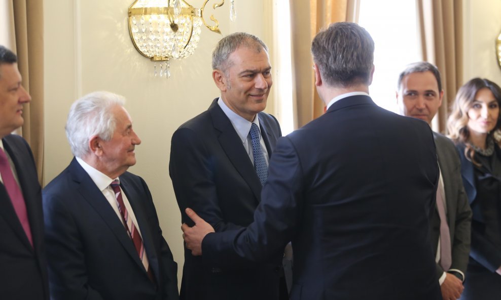 Emil Tedeschi rukuje se s premijerom Andrejom Plenkovićem