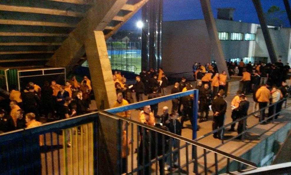 Sokol Marić i policija privode navijače na Maksimiru