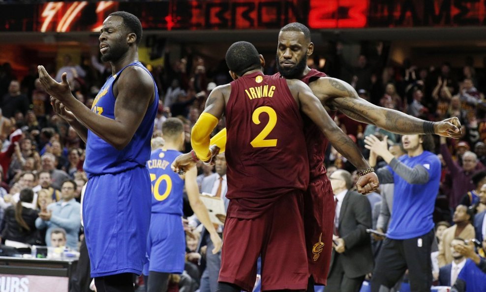 LeBron James (32) i Kyrie Irving (2)