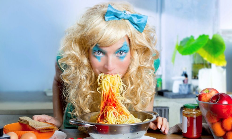 bizarna hrana žena ručak tjestenina