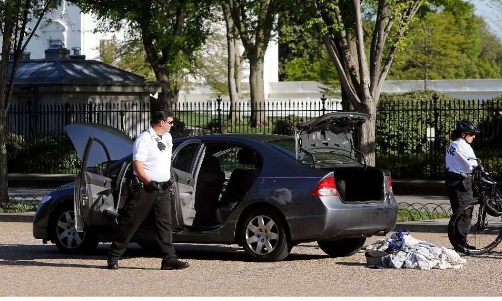 auto koji je slijedio kolonu s Obaminim kćerima