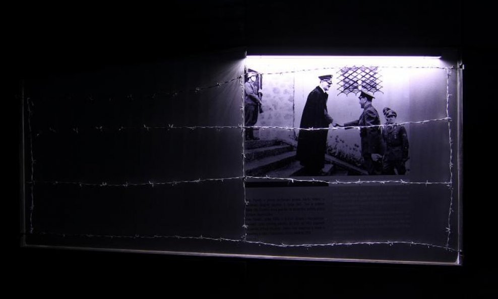 Prizor iz Spomen područja Jasenovac: Poglavnik podilazi Führeru