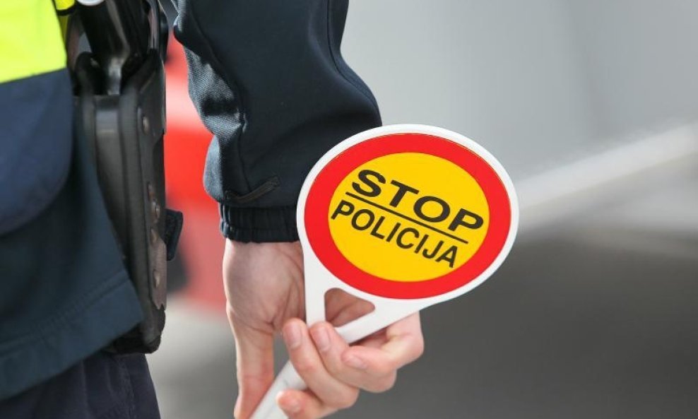 policija stop pištolj