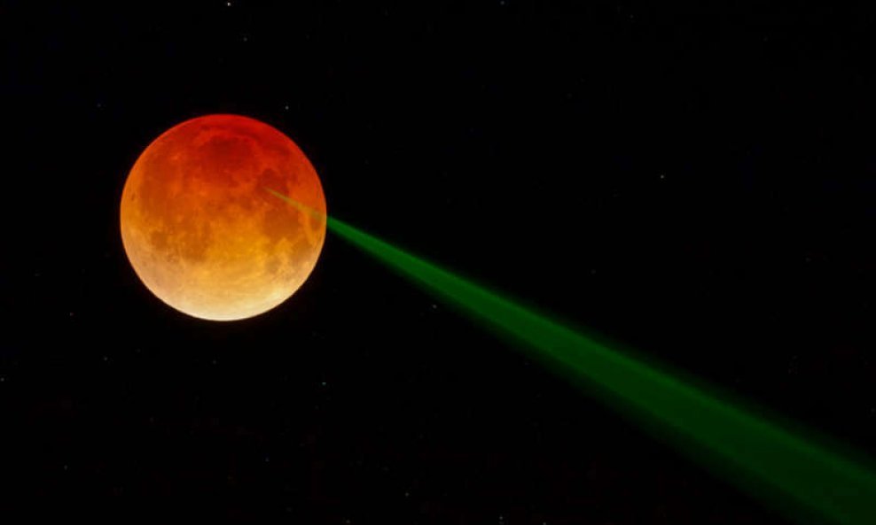Mjesec pomrčina laser