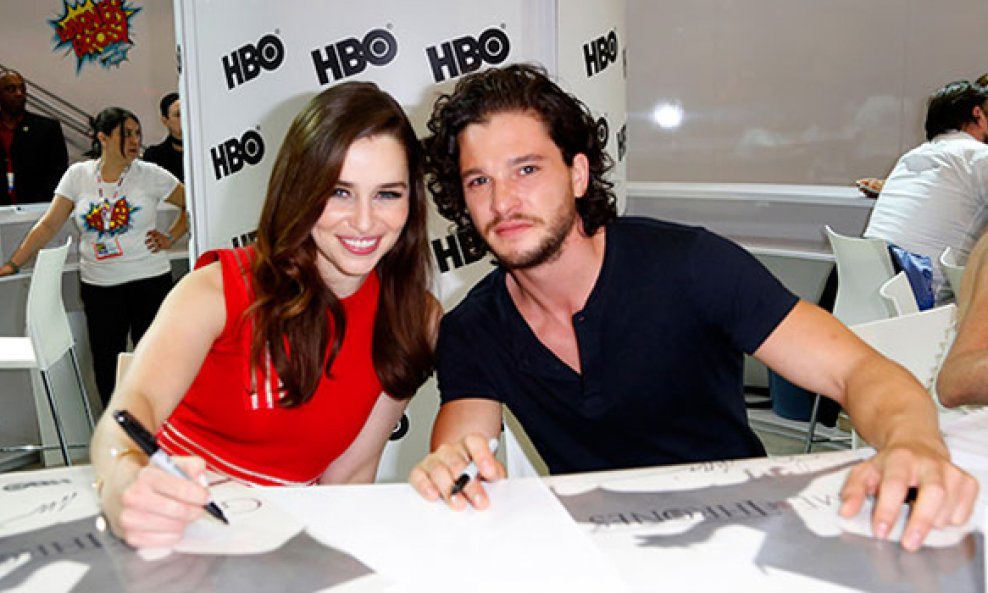 Emilia Clarke i Kit Harington