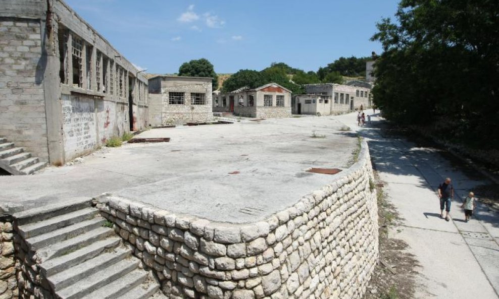 Ostaci zatvora na Golom otoku