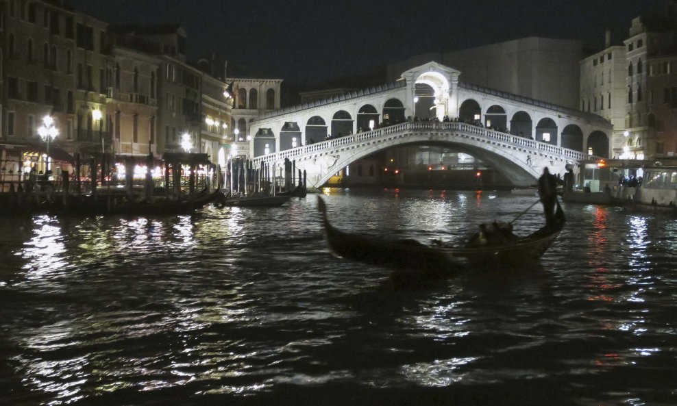 Venecija Rialto gondola