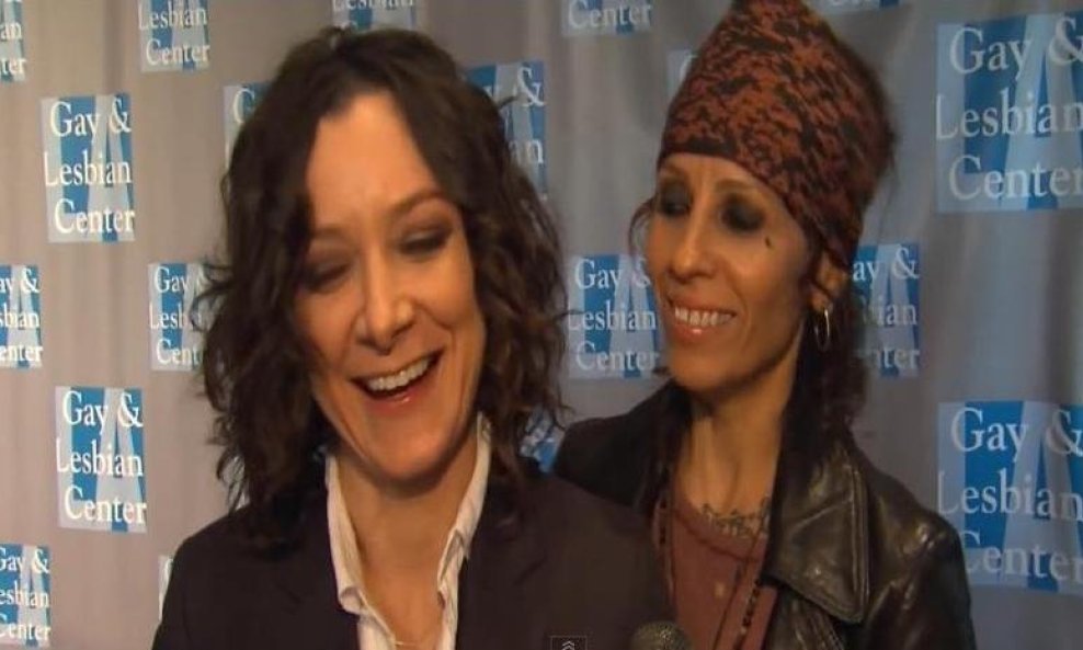 sara gilbert linda perry