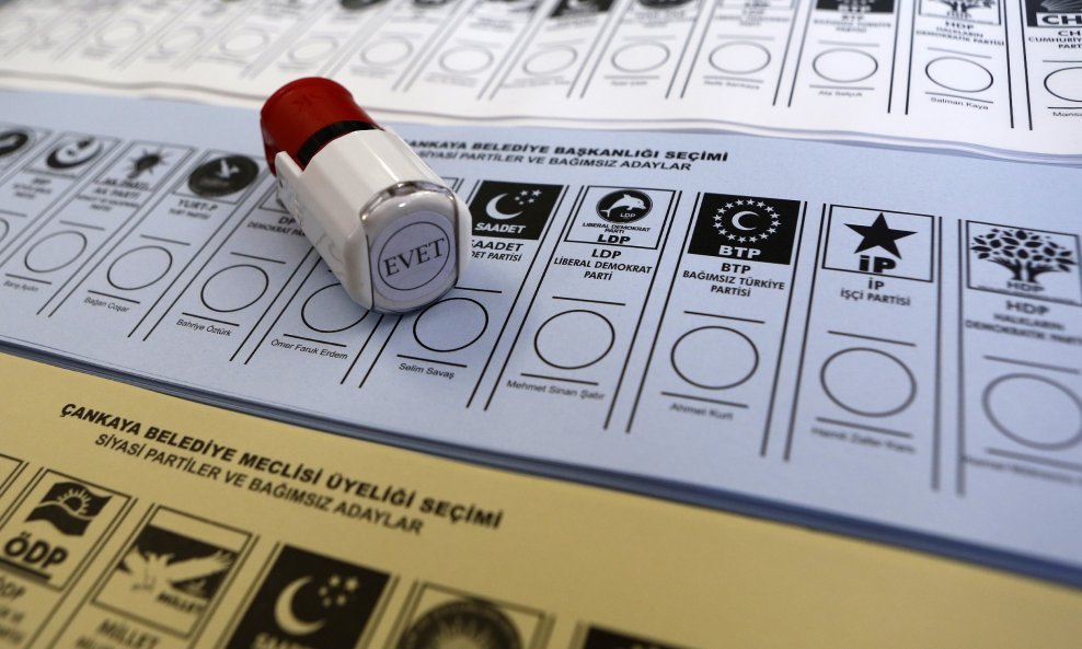 2014-03-30T103055Z_1607151580_GM1EA3U1FCD01_RTRMADP_3_TURKEY-ELECTION