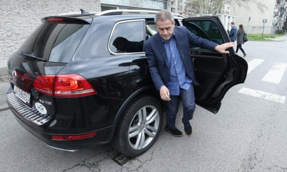 Milan Bandić izlazi iz auta