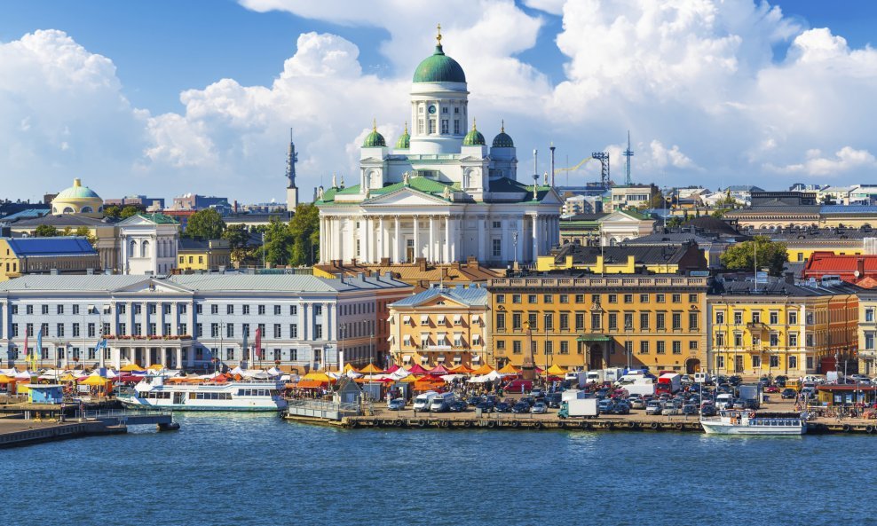 Helsinki je morski grad zanimljive osobnosti. Nađete li se u njemu svakako krenite u luku i gledajte isplovljavanje i uplovljavanje brojnih trajekata, posjetite muzeje i kad ste već u Finskoj uživajte malo u finskoj sauni ili jednostavno šećite i odmarajt
