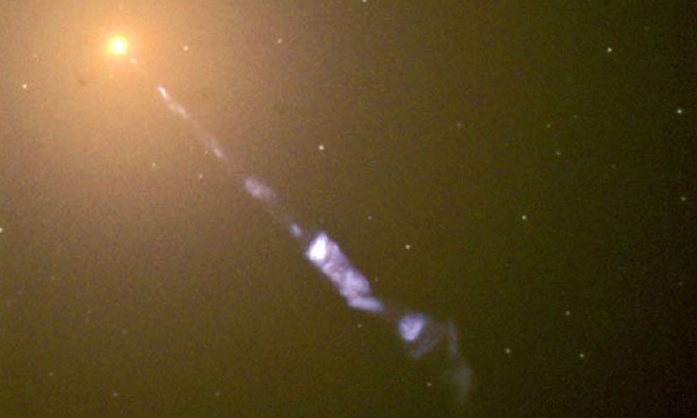 M87 galaksija