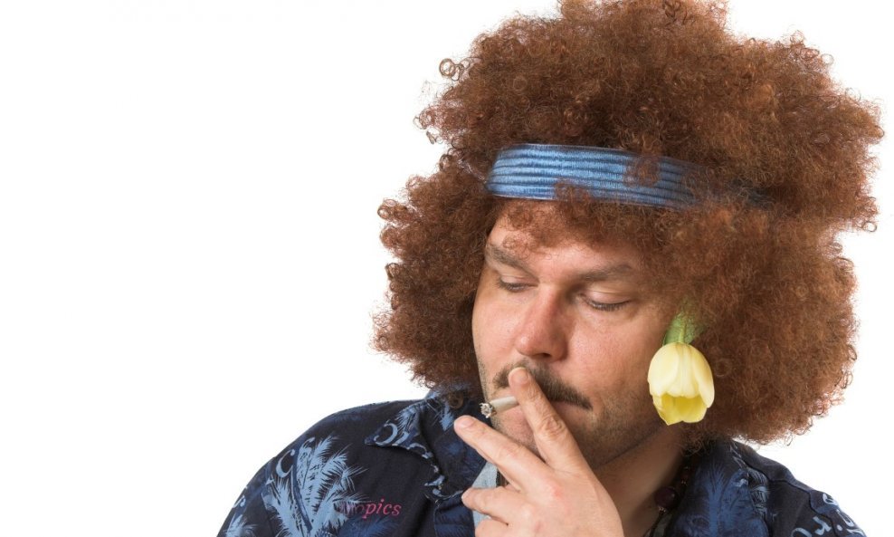 hippie hippy hipi napušeni muškarac trava pušenje marihuana
