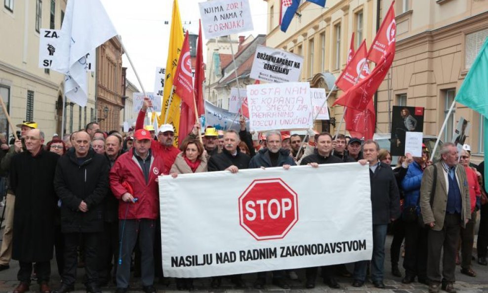 Pet najvećih sindikalnih središnjica na Markovu je trgu, povodom današnje saborske rasprave o Zakonu o radu, demonstriralo svoje protivljenje izmijenjenom ZOR-u jer ga drže štetnim po radnike