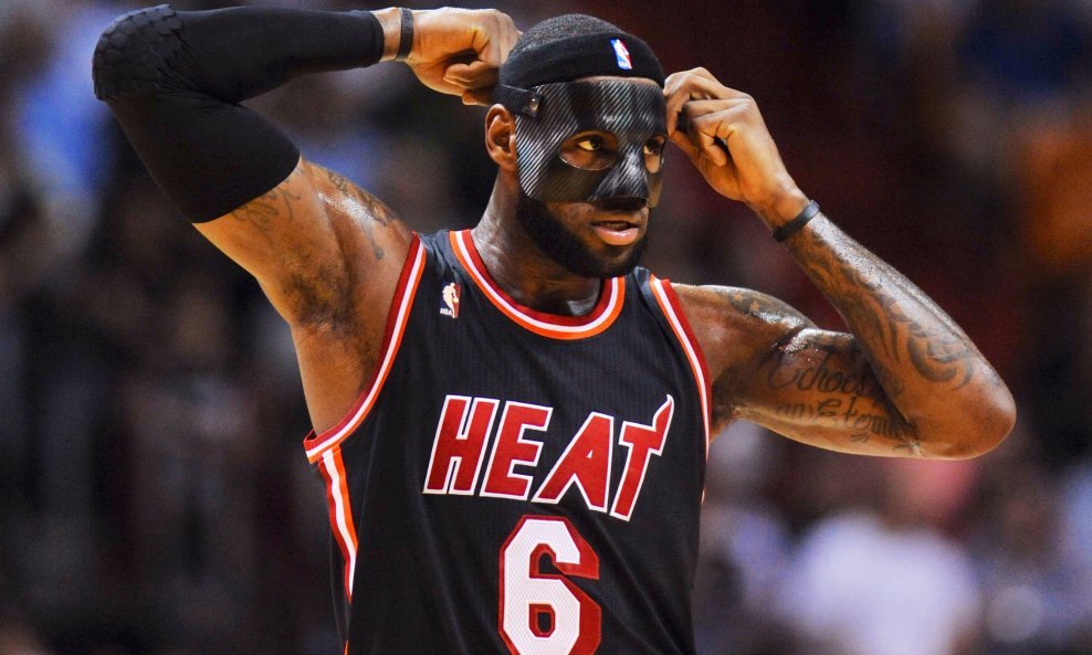 LeBron James s maskom