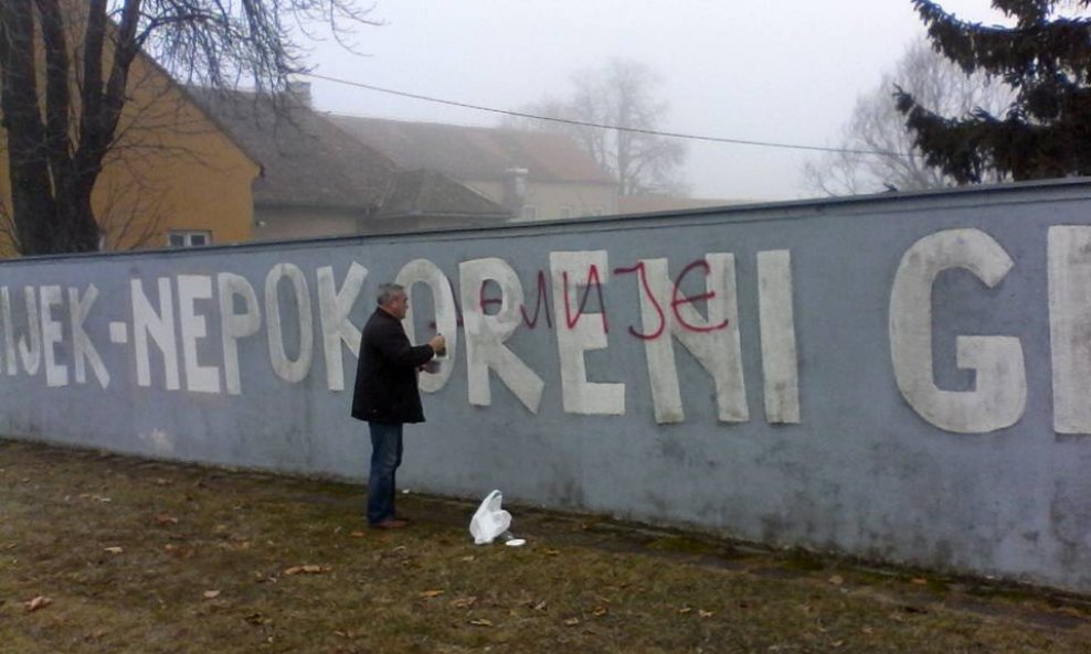 Oštećen natpis 'Osijek nepokoren grad'