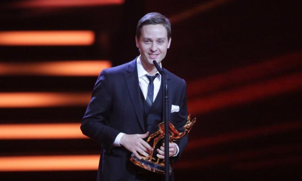 Njemački glumac Tom Schilling glumi Friedhelma u seriji 'Naše majke, naši očevi', a na slici prima nagradu Bambi za najbolju kazališnu ulogu.