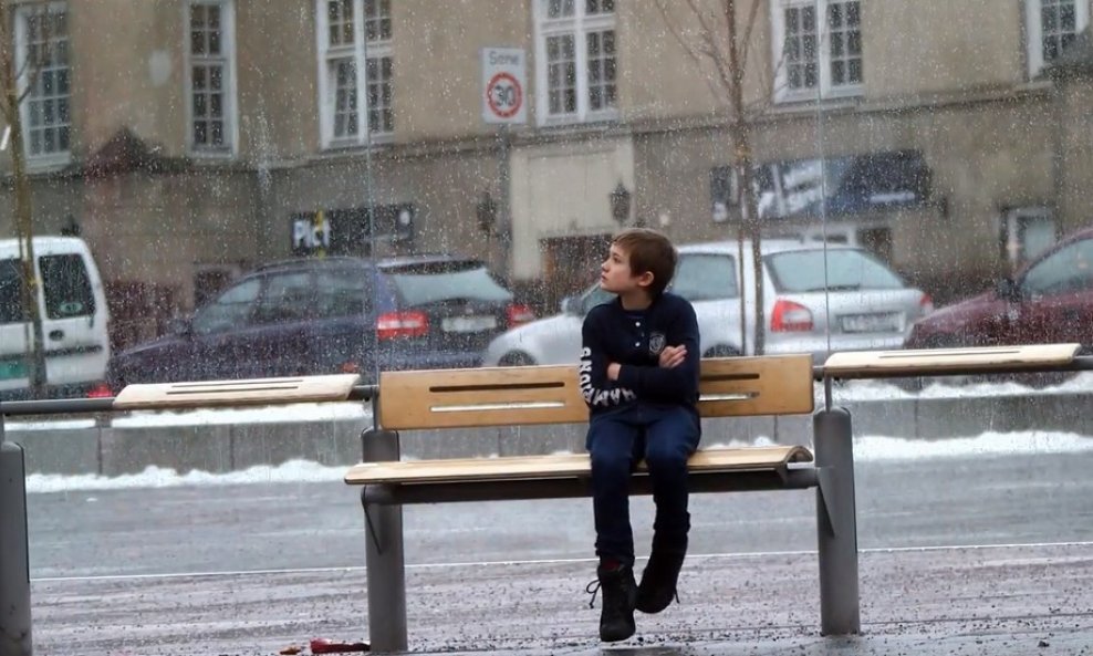 dijete dječak autobusna stanica skrivena kamera