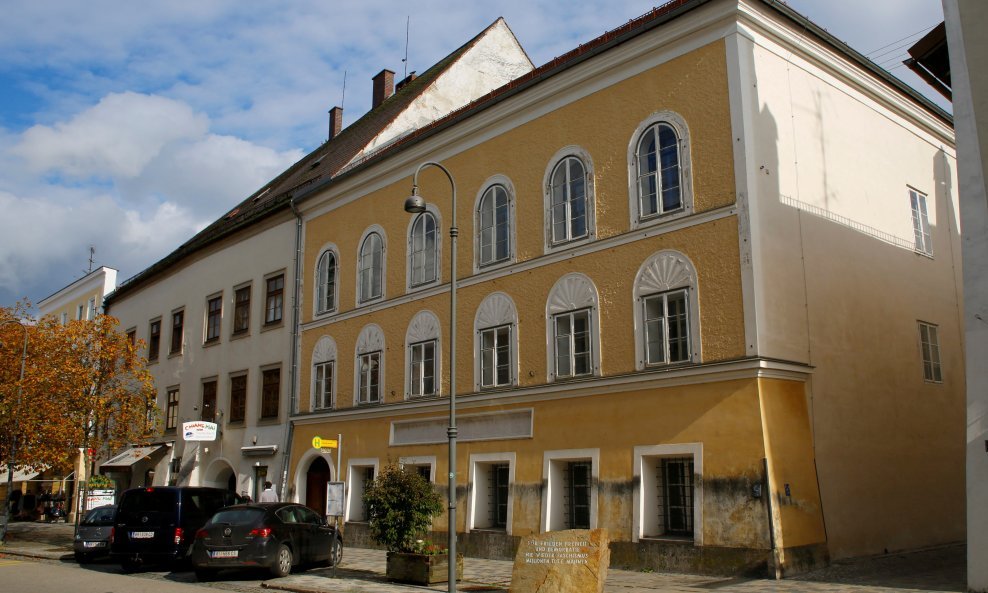 Rodna kuća Adolfa Hitlera ispred koje je viđen njegov dvojnik
