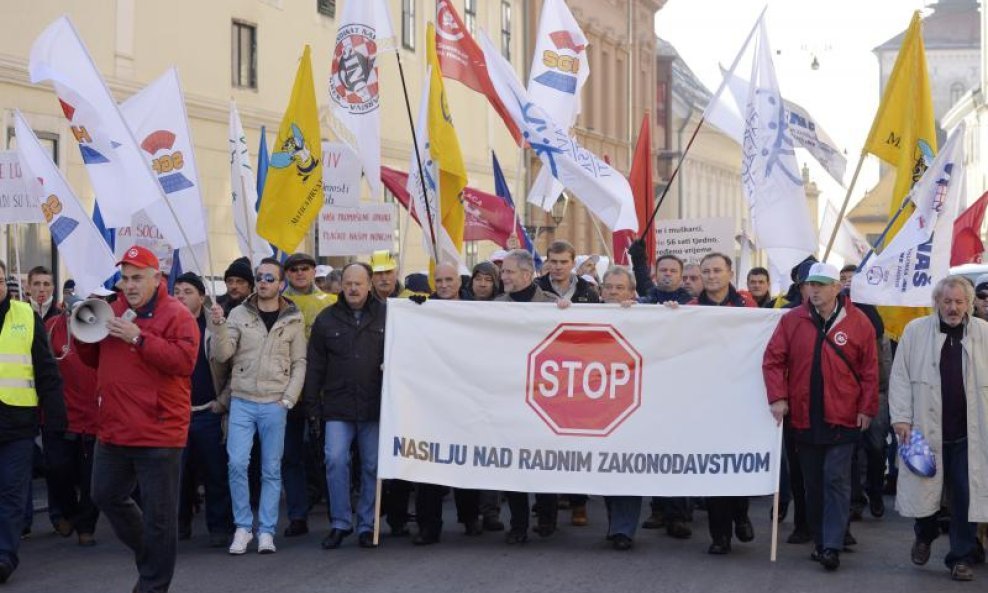 Paket radničkih zakona na kraju je ipak raspakiran - kaže Lesar. Sindikati su izašli u prosvjed na Markov trg, no Zakon o radu samo dan prije prosvjeda povučen je na 'doradu'