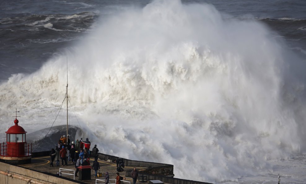 Portugal nevrijeme valovi more oluja
