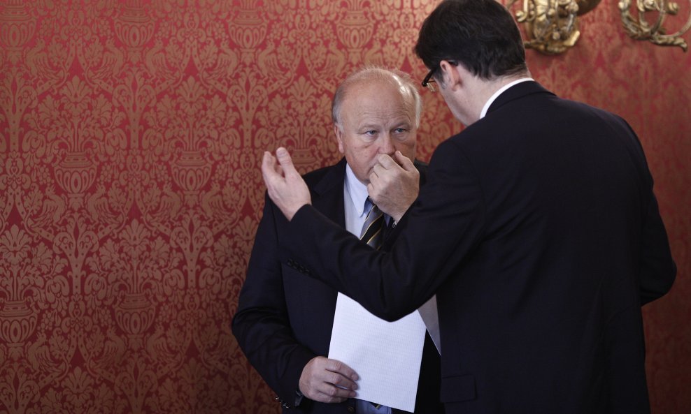 Prošlo je točno godinu dana od paralamentrnih izbora na kojima je pobijedila Kukuriku koalicija. Vlada je potvrđena u Saboru 22.12.2011., a dan kasnije bivša HDZ-ova premijerka Jadranka Kosor predala je Zoranu Milanoviću i Banske dvore. Građani su najviše