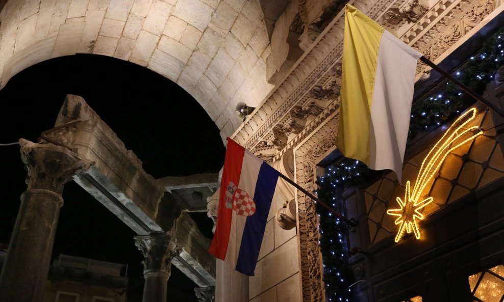 Hrvatska i vatikanska zastava na katedrali sv. Dujma u Splitu