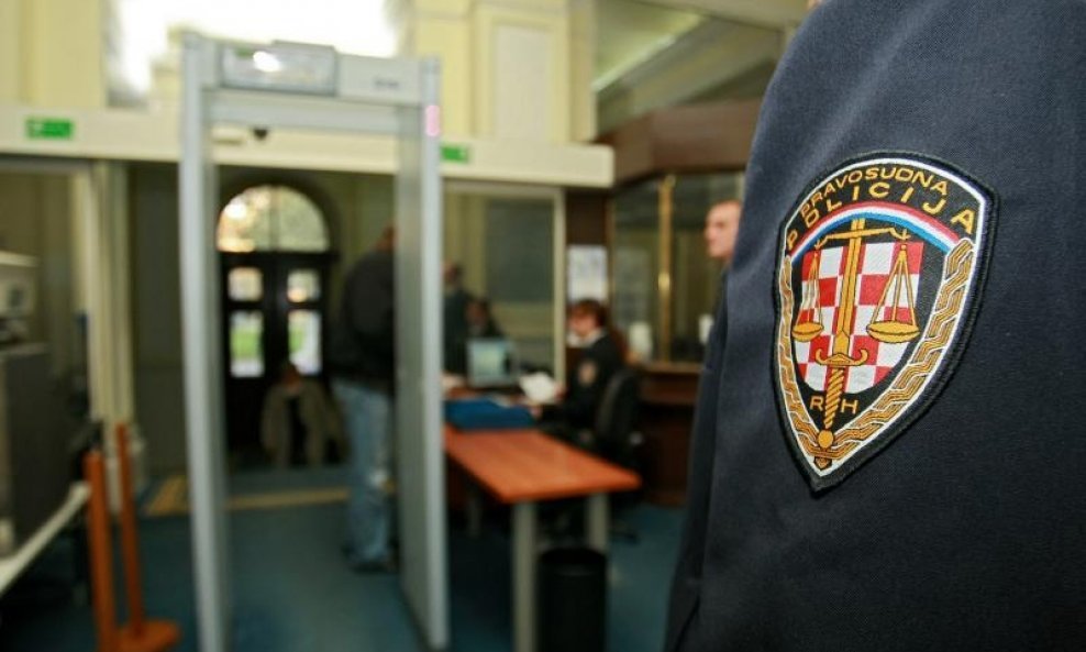 Policija traga za muškarcem koji je pobjegao kroz prozor u WC s bjelovarskog Županijskog suda