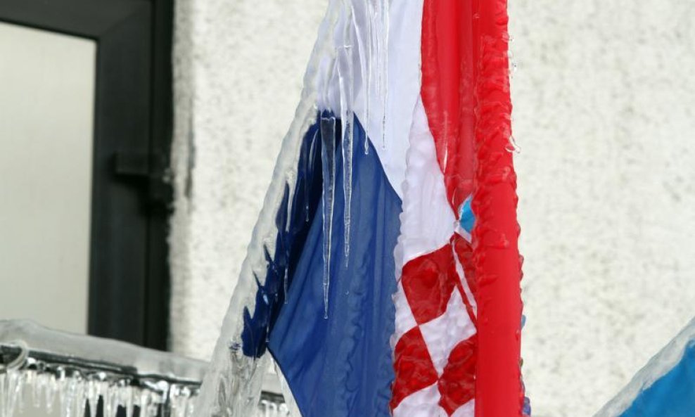 SNIJEG LED HRVATSKA ZASTAVA