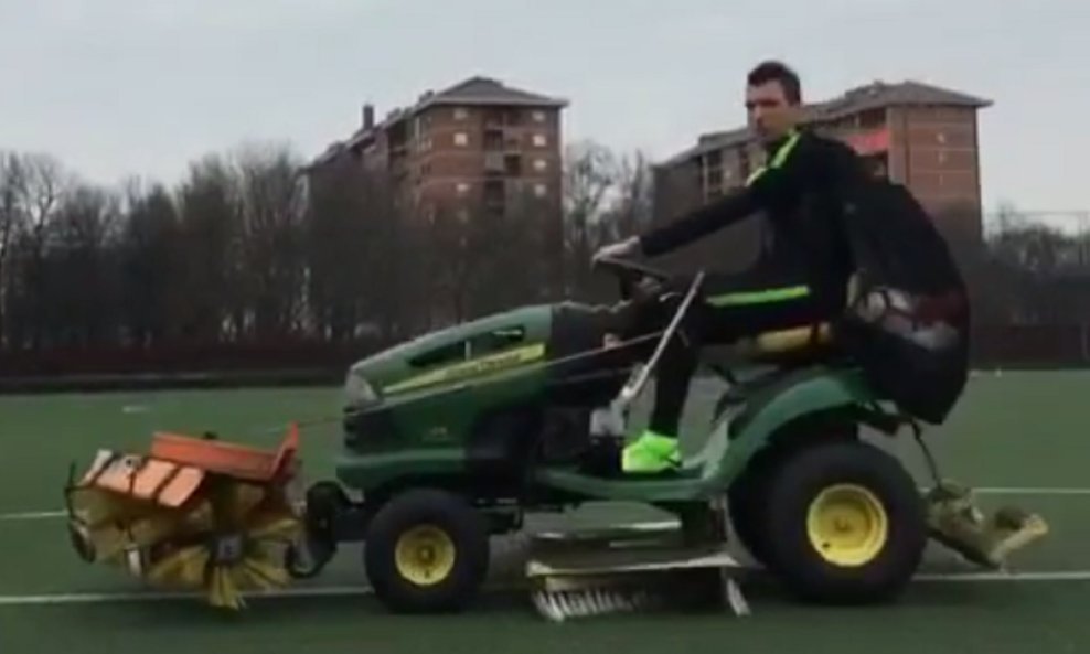 Mandžukić i kosilica