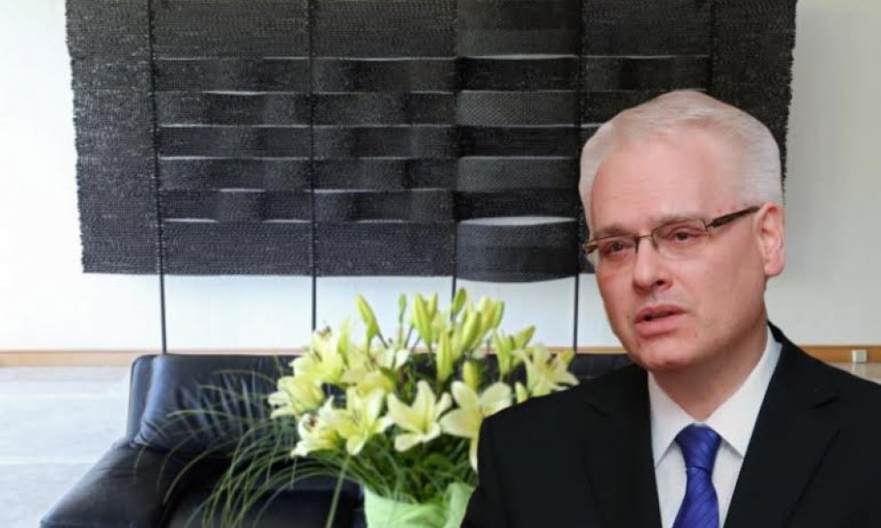 Josipović ispred Džamonjine tapiserije