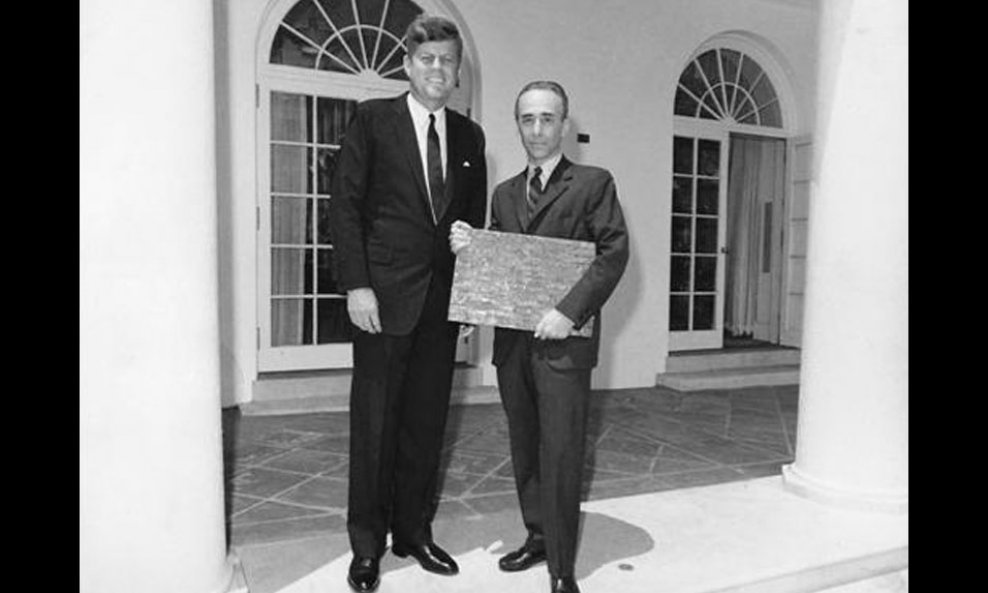 John F. Kennedy i Jasper Johns sa skulpturom 'Zastava'