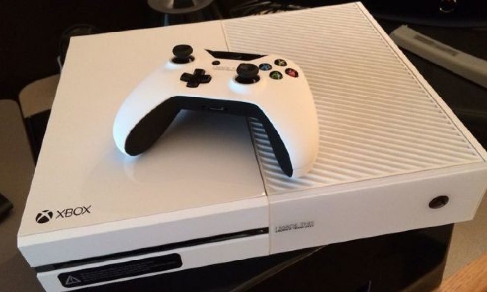 White Xbox One photo