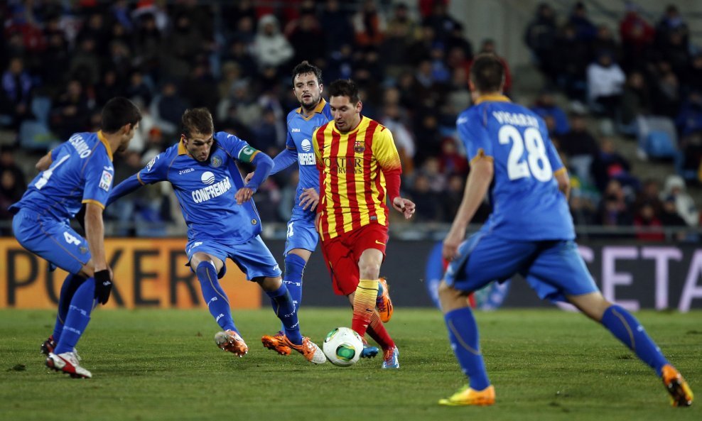Lionel Messi okružen igračima Getafea