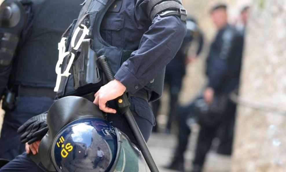 POLICIJSKI PENDREK