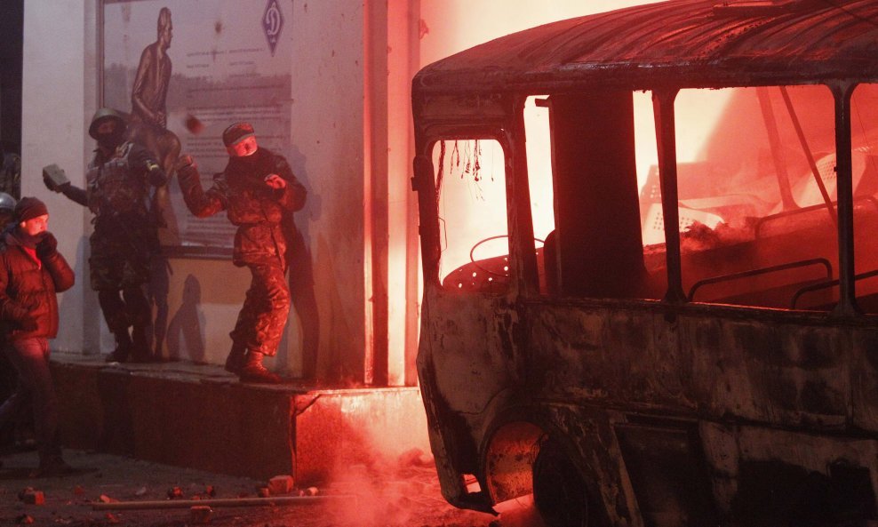 zapaljeni automobili prosvjedi u ukrajini