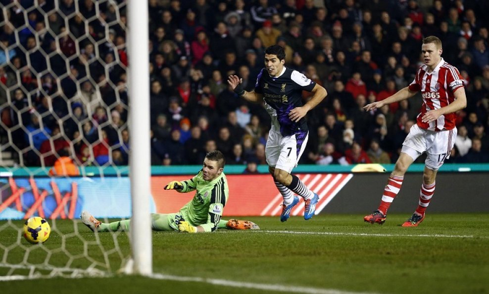 Luis Suarez zabija Stokeu