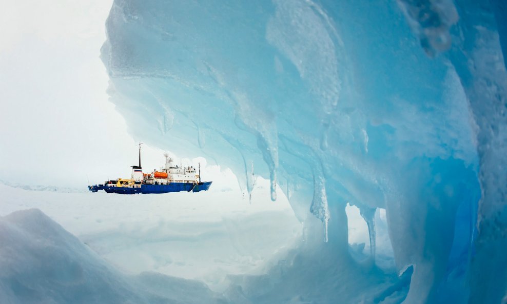 Ruski brod okovan ledom