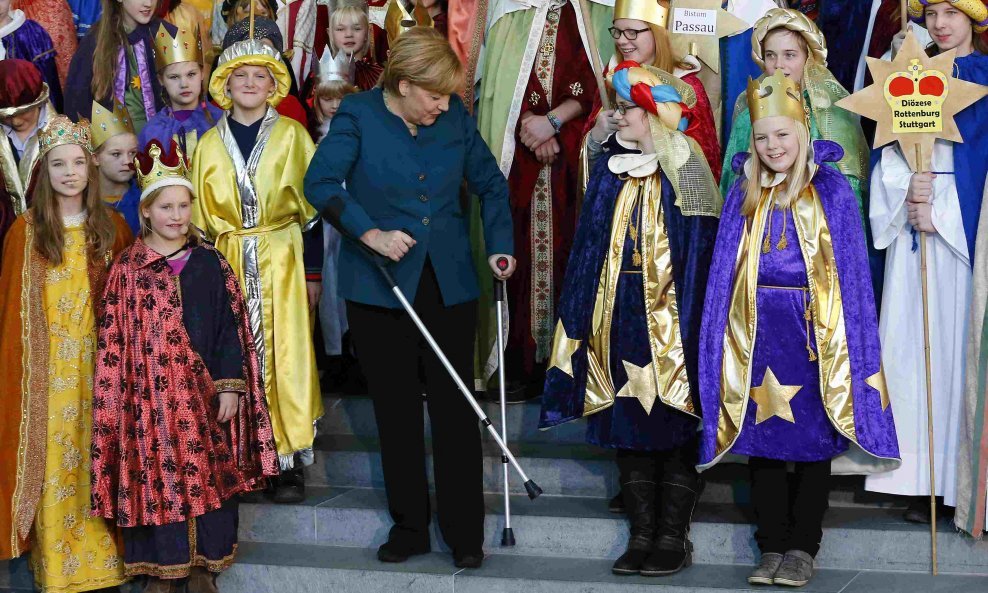 Angela Merkel na štakama