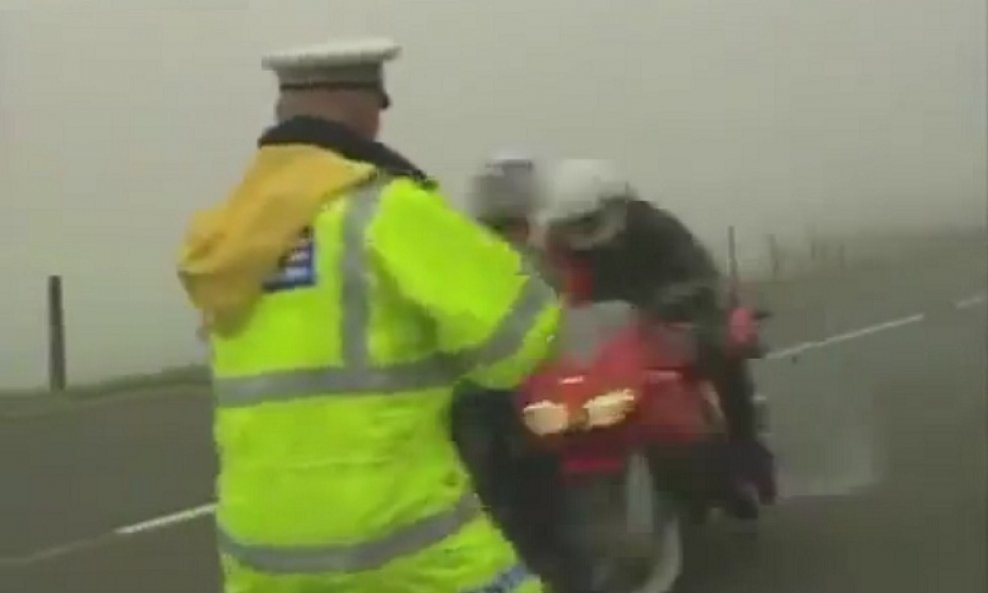 Policajac i motociklisti